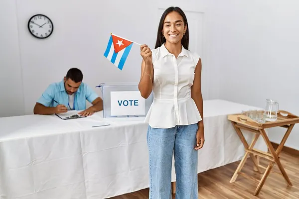 Νεαρή Γυναίκα Ψηφοφόρος Από Την Κούβα Χαμογελά Χαρούμενη Κρατώντας Σημαία — Φωτογραφία Αρχείου