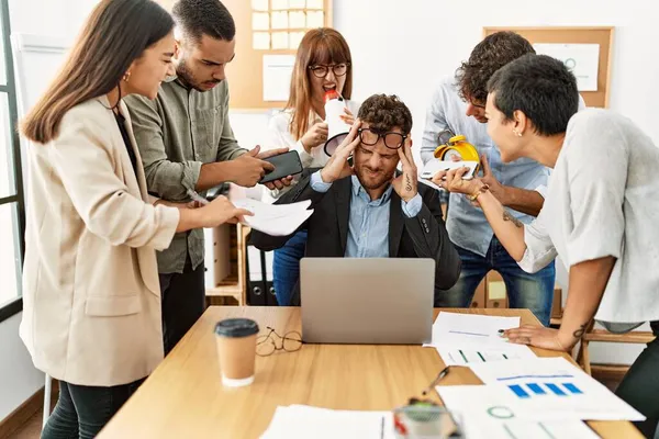 Grupo Empresários Gritando Para Parceiro Estressado Escritório — Fotografia de Stock