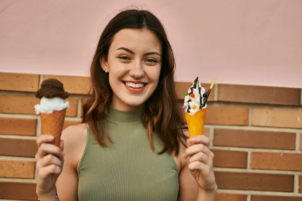 Joven Chica Caucásica Sonriendo Feliz Comiendo Helado Ciudad —  Fotos de Stock