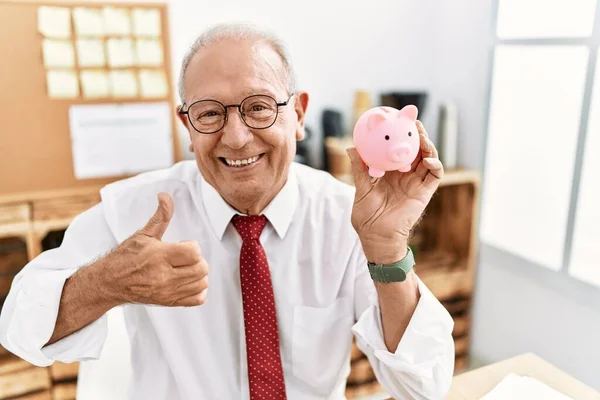 Senior Zakenman Met Spaarvarken Bank Glimlachend Gelukkig Positief Duim Omhoog — Stockfoto