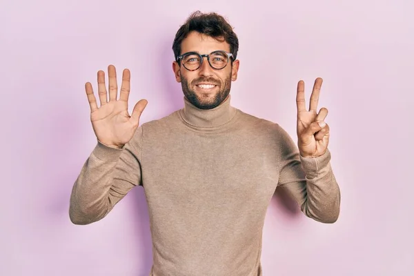 Homem Bonito Com Barba Vestindo Camisola Gola Alta Óculos Mostrando — Fotografia de Stock