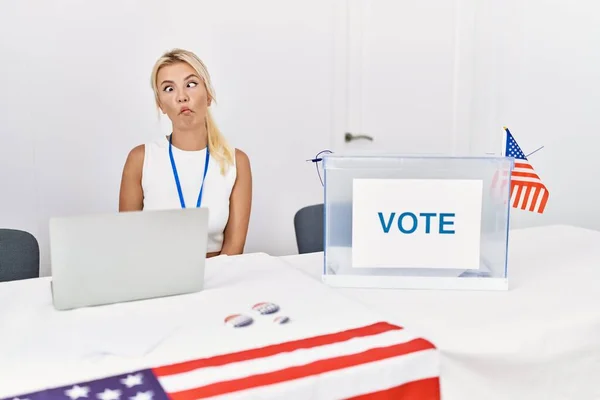 在美国的政治竞选中 年轻的高加索女人用嘴 疯狂和滑稽的姿势做鬼脸 有趣的表达方式 — 图库照片
