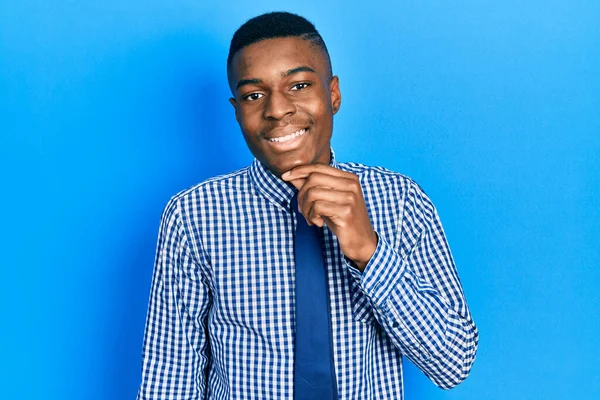 Jeune Homme Afro Américain Portant Chemise Affaires Cravate Souriant Regardant — Photo