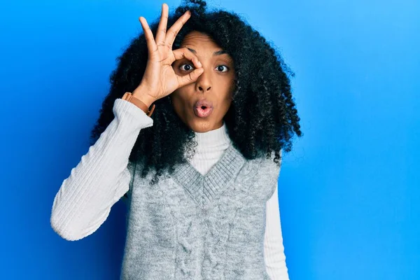 African American Woman Afro Hair Wearing Casual Winter Sweater Doing — Stock Photo, Image