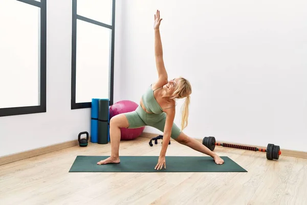 Junges Blondes Mädchen Lächelt Glücklich Beim Training Yoga Sportzentrum — Stockfoto