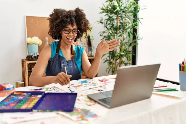 Junge Afroamerikanerin Lächelt Selbstbewusst Beim Online Zeichenkurs Kunststudio — Stockfoto