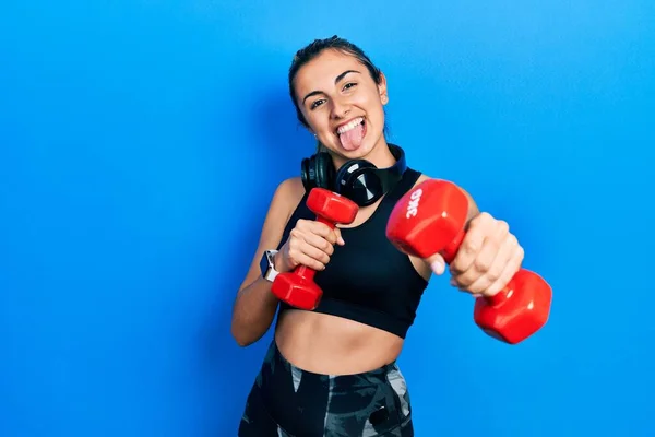 Hermosa Mujer Hispana Usando Ropa Deportiva Usando Pesas Sacando Lengua — Foto de Stock