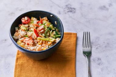  Mermer yüzeyde enfes bir kase.