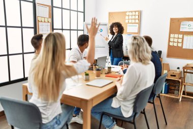 Ofiste toplantı sırasında patron konferansı dinleyen bir grup işçi..