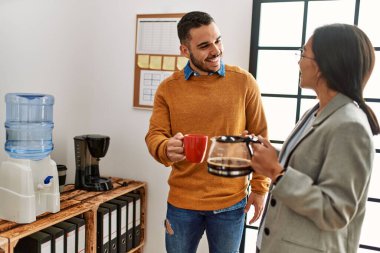 İki iş adamı ofiste kahve içerek rahatladı..