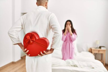 Genç İspanyol bir adam yatak odasında sevgilisine sevgililer günü hediyesiyle sürpriz yapıyor..