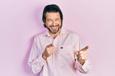 Orta yaşlı, günlük kıyafetler giyen, neşeli ve komik yüzlü bir beyaz adam. iyi enerji ve titreşimler. 