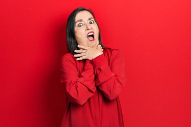 Orta yaşlı İspanyol kadın günlük kıyafetler giyip boğularak can çekişiyor çünkü boğularak ölüyor. Sağlık problemi. Boğulma ve intihar konsepti. 