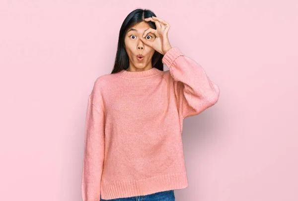 Bela Jovem Asiático Mulher Vestindo Casual Inverno Suéter Fazendo Gesto — Fotografia de Stock