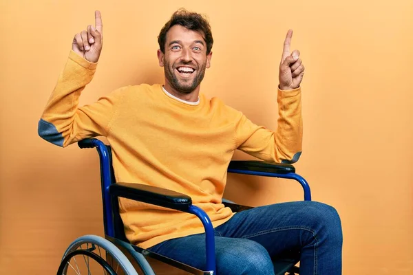 Schöner Mann Mit Bart Sitzt Rollstuhl Und Lächelt Erstaunt Und — Stockfoto