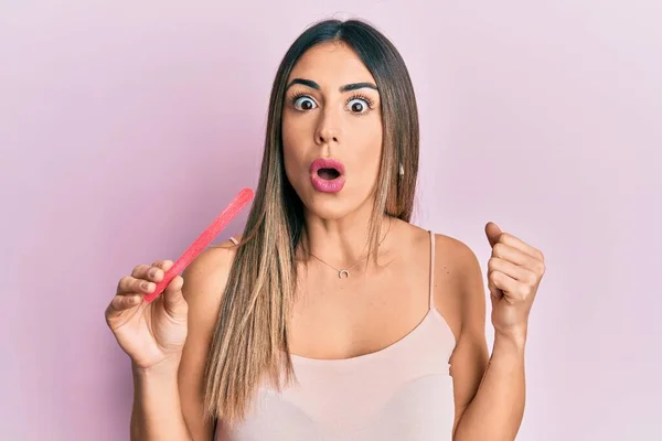 Mujer Hispana Joven Usando Uñas Lima Asustada Sorprendida Con Boca — Foto de Stock