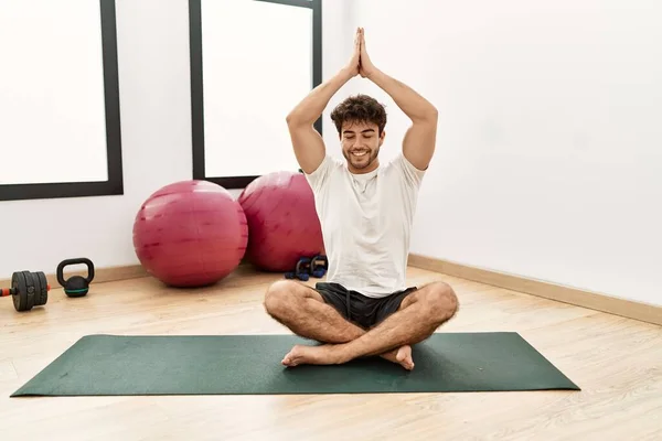 Jonge Spaanse Man Glimlachend Zelfverzekerde Training Yoga Oefening Sportcentrum — Stockfoto