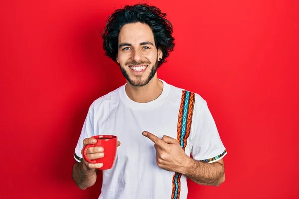 Knappe Spaanse Man Die Een Kop Koffie Drinkt Glimlachend Vrolijk — Stockfoto