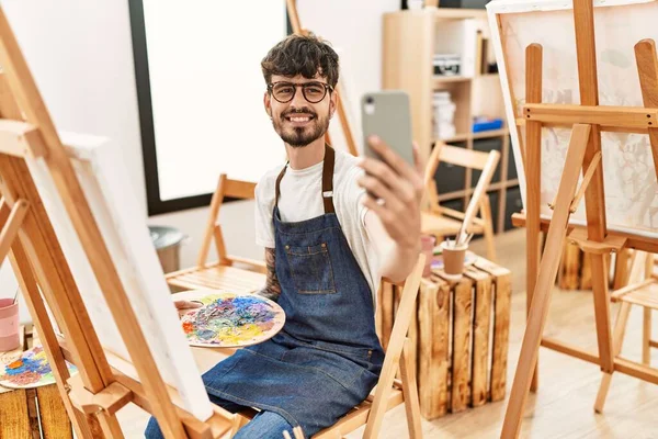 Genç Spanyol Ressam Resim Stüdyosundaki Akıllı Telefon Çiziminden Özçekim Yapıyor — Stok fotoğraf