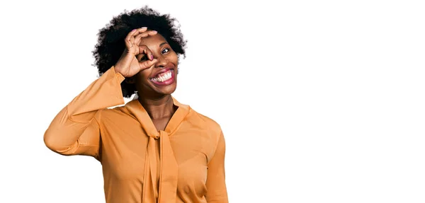 Mujer Afroamericana Con Pelo Afro Vistiendo Camisa Elegante Sonriendo Feliz —  Fotos de Stock
