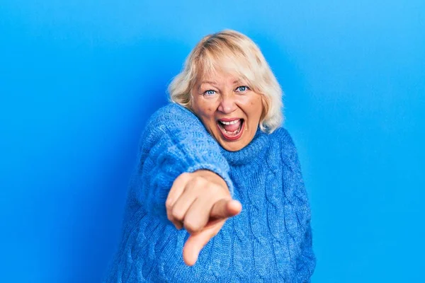 Middelbare Leeftijd Blonde Vrouw Dragen Casual Kleding Wijzen Ontevreden Gefrustreerd — Stockfoto