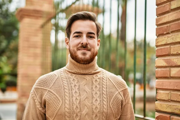 Jovem Caucasiano Sorrindo Feliz Cidade — Fotografia de Stock