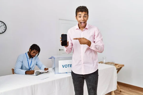Jovens Hispânicos Eleição Campanha Política Segurando Smartphone Sorrindo Feliz Apontando — Fotografia de Stock