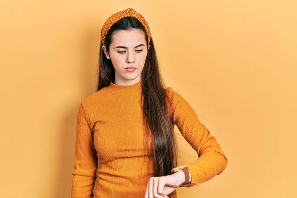 Jovem Adolescente Morena Vestindo Camisola Amarela Casual Verificando Tempo Relógio — Fotografia de Stock