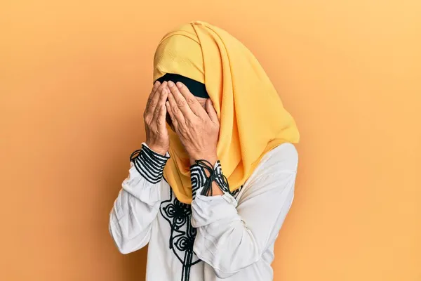 Mulher Hispânica Meia Idade Vestindo Tradicional Lenço Islâmico Hijab Com — Fotografia de Stock