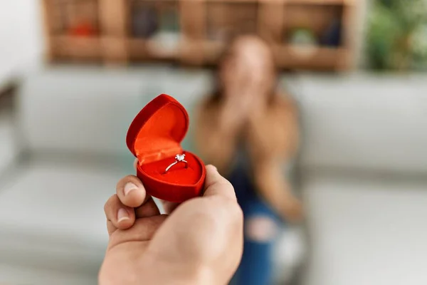 男人在家里戴订婚戒指的女人让人惊讶 — 图库照片