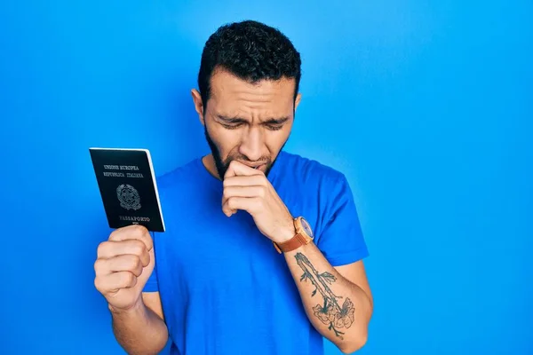 Hiszpan Brodą Trzymający Włoski Paszport Źle Się Czuje Kaszle Jako — Zdjęcie stockowe