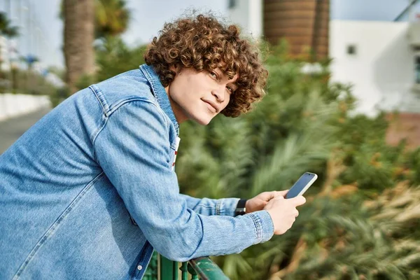 Mladý Hispánec Používá Smartphone Parku — Stock fotografie