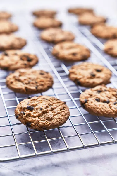 Chocoladekoekjes Geserveerd Een Rooster Een Marmeren Tafel — Stockfoto