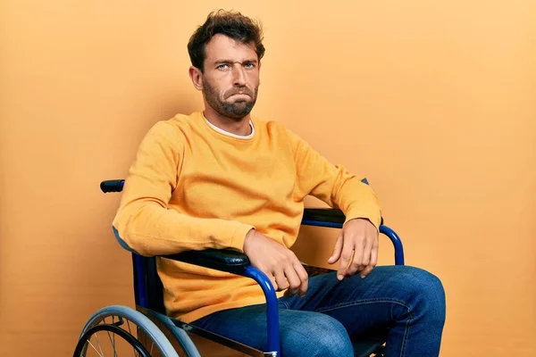 Tekerlekli Sandalyede Oturan Sakallı Yakışıklı Adam Üzgün Endişeli Sinirli Korkmuş — Stok fotoğraf