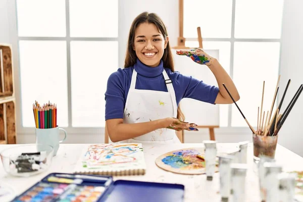 Jeune Femme Brune Studio Art Avec Des Mains Peintes Gesticulant — Photo