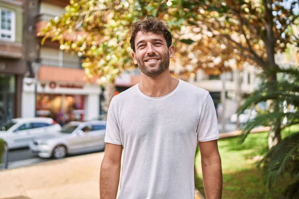 Jovem Hispânico Sorrindo Confiante Andando Parque — Fotografia de Stock