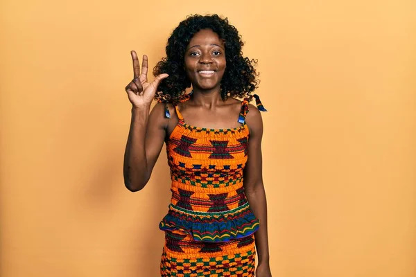 Young African American Woman Wearing Traditional African Clothes Showing Pointing — ストック写真