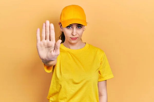 Giovane Donna Ispanica Indossa Uniforme Consegna Cappello Facendo Smettere Cantare — Foto Stock