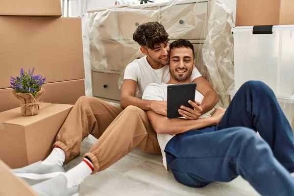 Dos Hombres Hispanos Pareja Sonriendo Confiados Usando Touchpad Nuevo Hogar — Foto de Stock