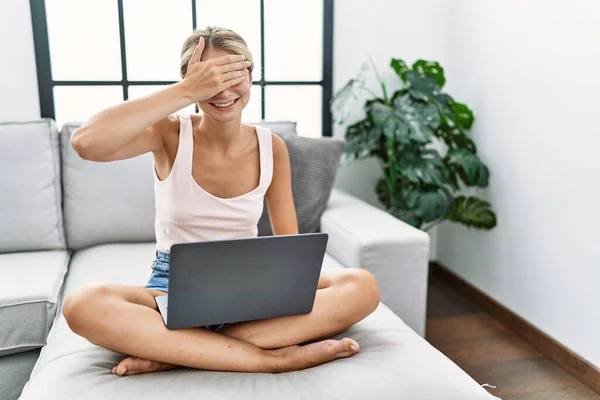 Giovane Donna Bionda Che Utilizza Computer Portatile Casa Seduta Sul — Foto Stock