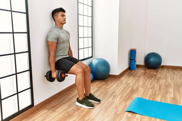 Joven Hispano Entrenando Usando Mancuernas Centro Deportivo — Foto de Stock