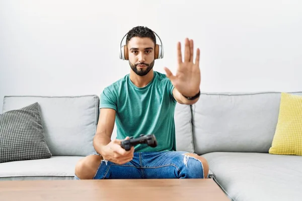 Bonito Homem Hispânico Usando Fones Ouvido Jogando Controle Videogame Segurando — Fotografia de Stock