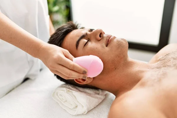 Young Hispanic Man Relaxed Having Facial Treatment Cleaning Face Electric — Stok fotoğraf