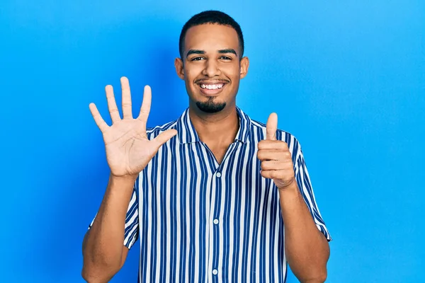 Giovane Uomo Afroamericano Indossa Abiti Casual Mostrando Indicando Con Dita — Foto Stock