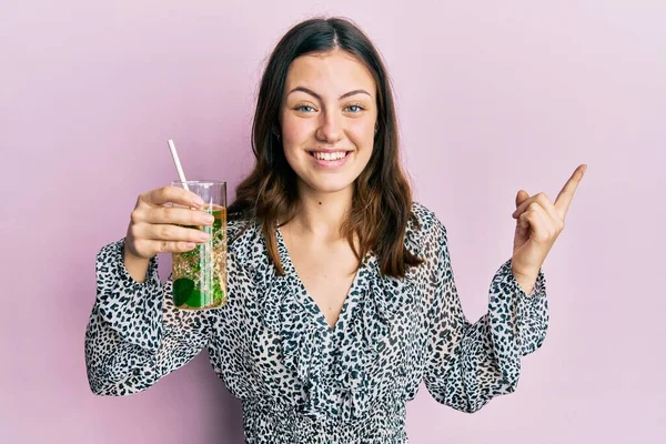 Genç Esmer Kadın Mojito Bardağı Içiyor Gülümsüyor Mutlu Bir Şekilde — Stok fotoğraf