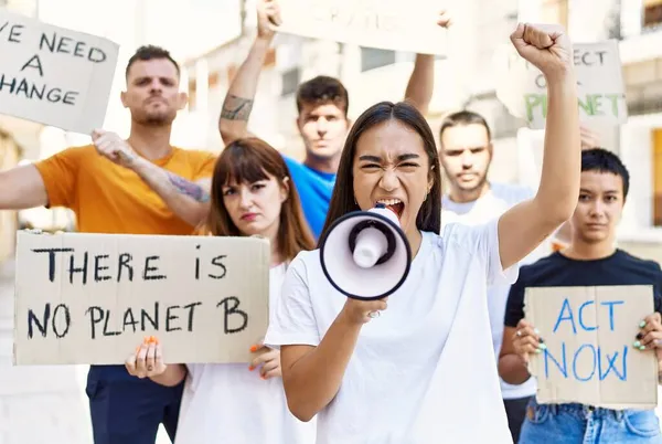 Gruppe Junger Aktivisten Protestiert Mit Transparenten Und Megafon Der Stadt — Stockfoto