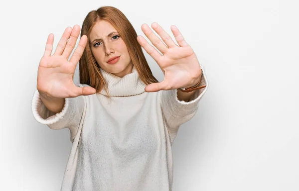 Młoda Irlandka Ubrana Luźny Zimowy Sweter Robi Ramę Używając Dłoni — Zdjęcie stockowe