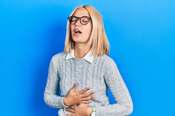 吐き気 痛みを伴う病気が具合が悪いので 美しいブロンドの女性は胃の上に手で眼鏡をかけて キャッシュ コンセプト — ストック写真