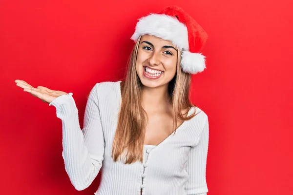 Mulher Hispânica Bonita Usando Chapéu Natal Sorrindo Alegre Apresentando Apontando — Fotografia de Stock
