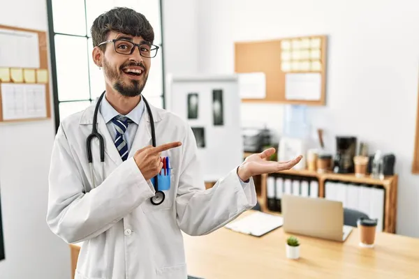 Uomo Ispanico Con Barba Indossando Uniforme Medico Stetoscopio Ufficio Stupito — Foto Stock